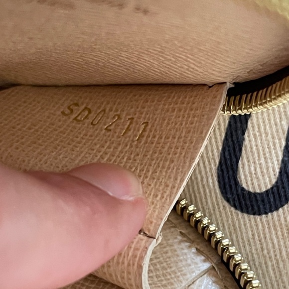 Louis Vuitton Coinpurse - Picture 4 of 7